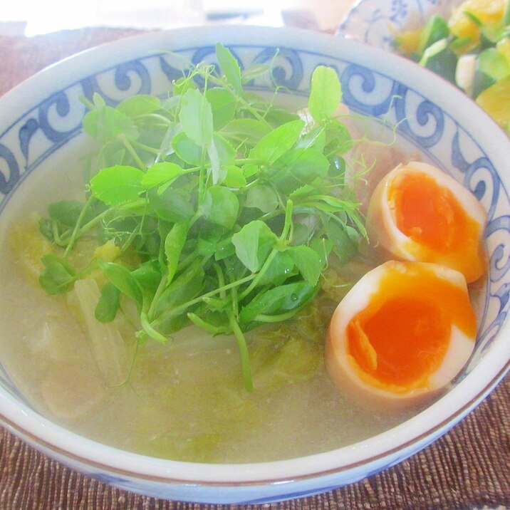 塩豚と白菜、豆苗のにんにくスープラーメン